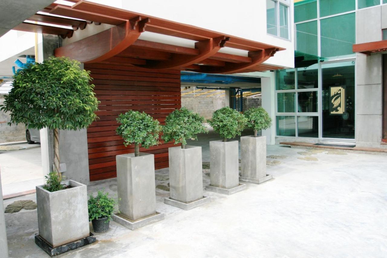 Bansabai Sabaidee Service Apartment Bangkok Buitenkant foto